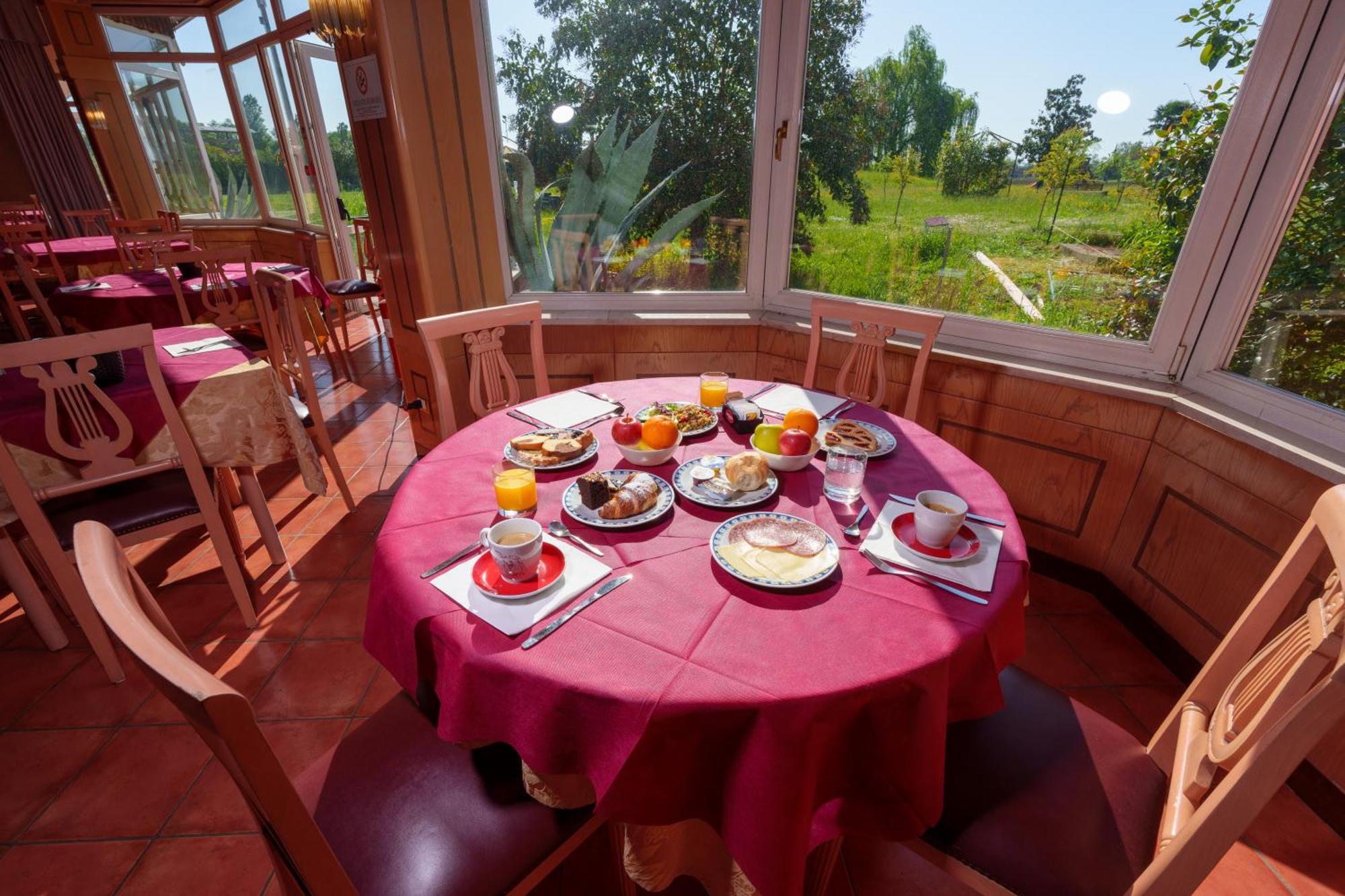Hotel Villa Strassoldo "Ex Attianese Hotel Restaurant" 세르비냐노 델 프리울리 외부 사진