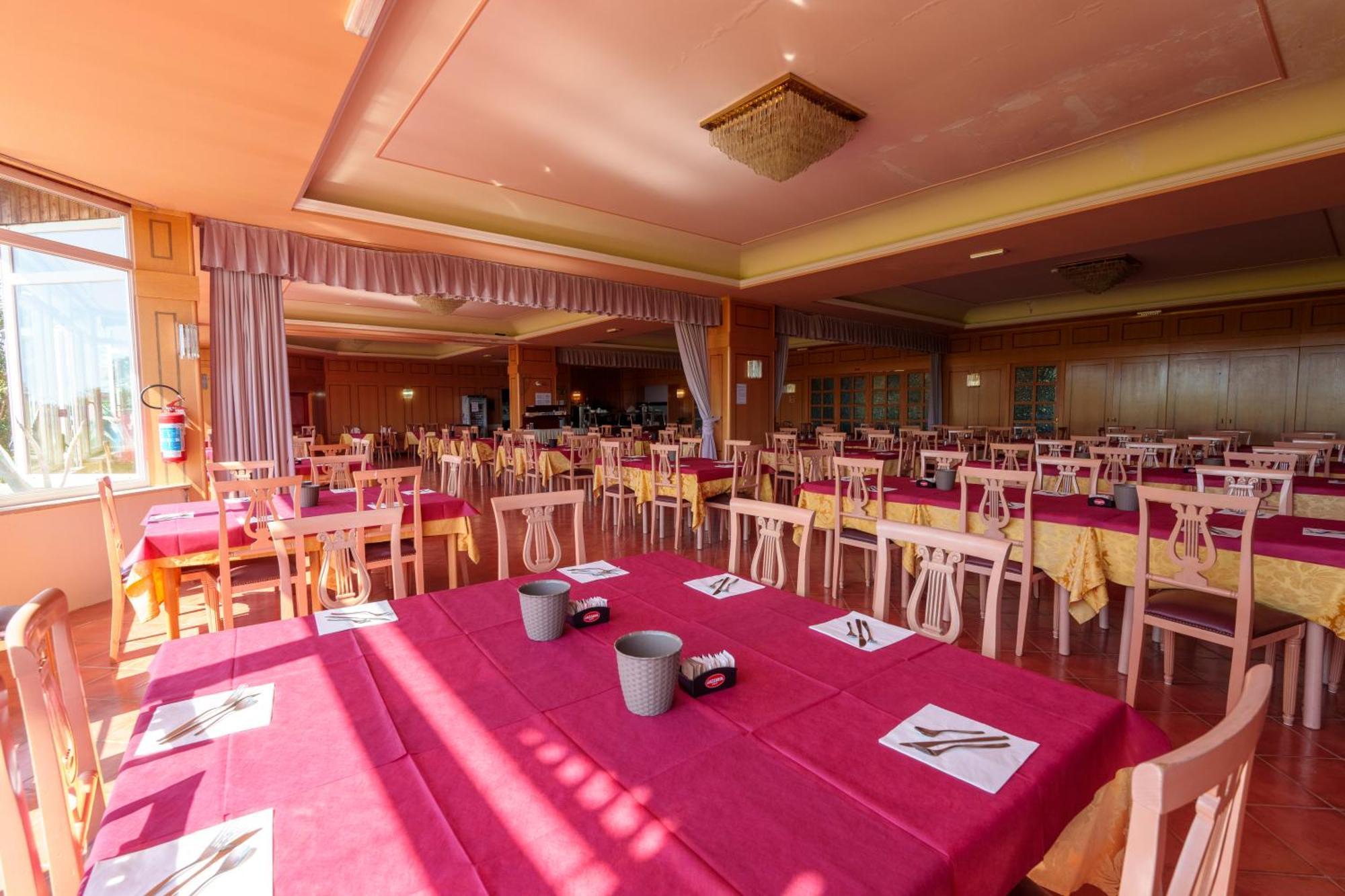 Hotel Villa Strassoldo "Ex Attianese Hotel Restaurant" 세르비냐노 델 프리울리 외부 사진